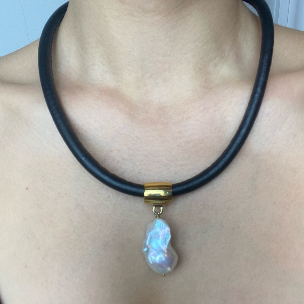 Real Baroque Pearl on a gold leather necklace band